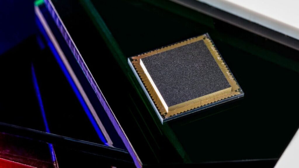 Breakthrough Shows Quantum Computers Can Work Even With Imperfect Links 4 Prototype Chip With 99.999993% Fidelity
